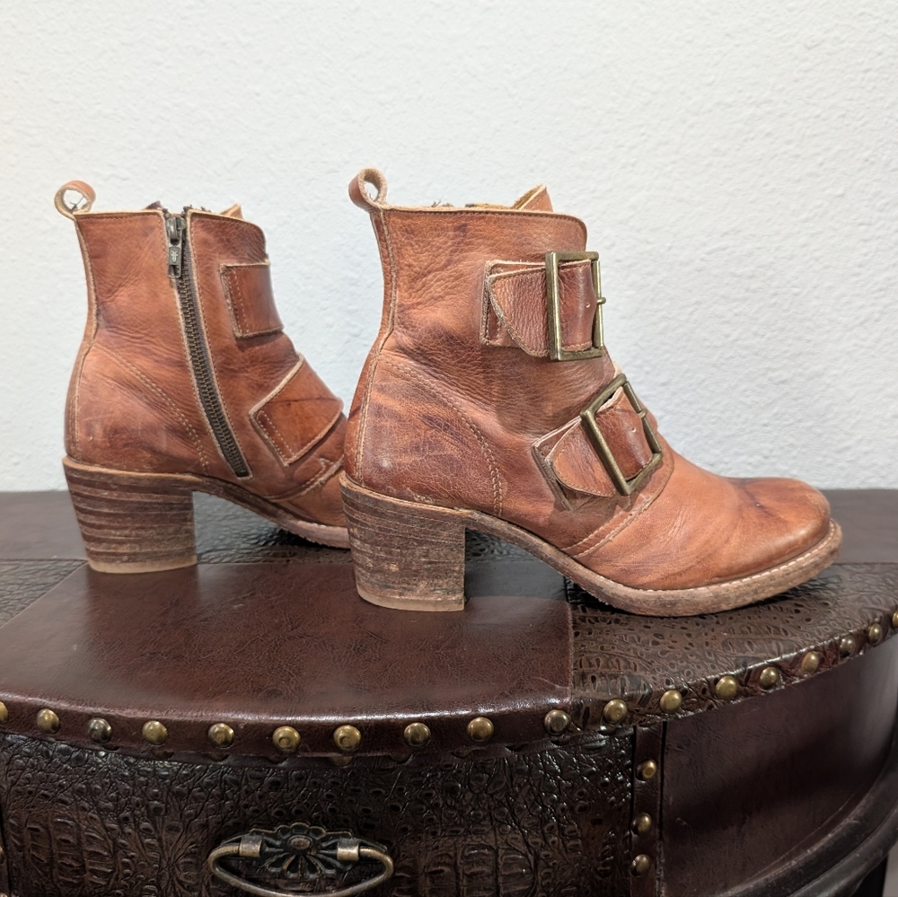 Frye Sabrina Double Buckle Boot in Saddle, size 8 - Picture 5 of 15